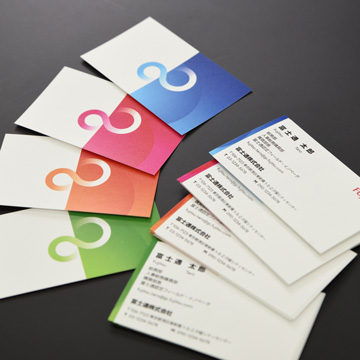 4色展開のカラフルな名刺は、使用者が色を選択する
